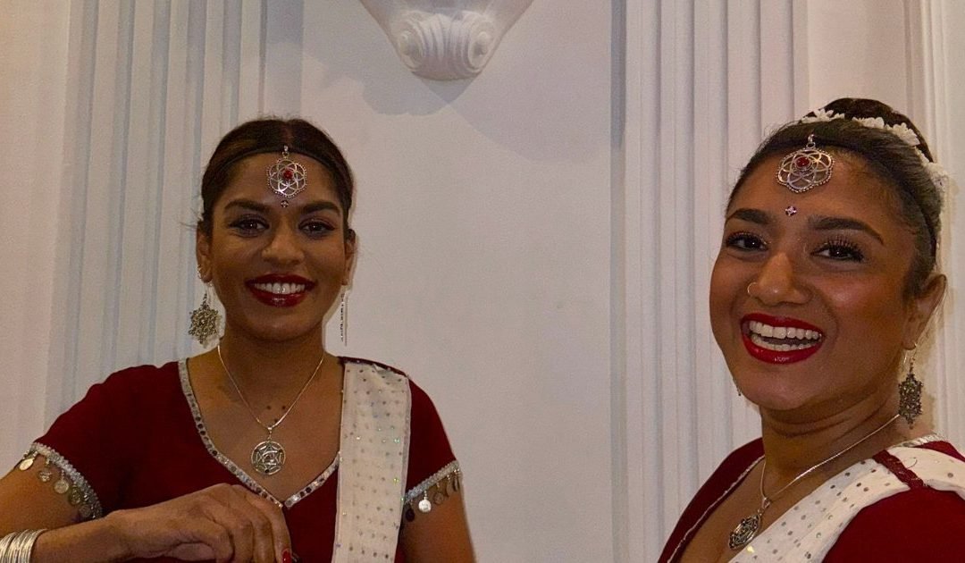 sourire des danseuses Bollywood à Paris
