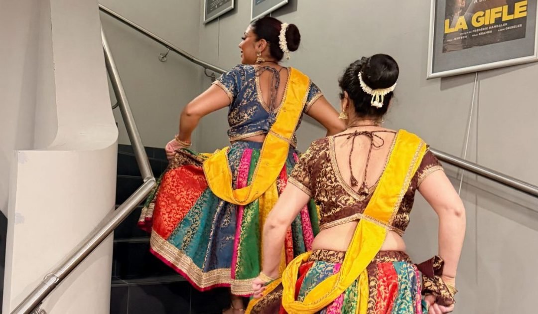 Danseuse, bollywood indienne qui court vers la scène
